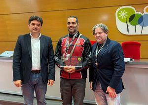 Francisco Navarro asiste a un encuentro del Moto Club con Juan Carlos Torres y recuerda que “el mundo del motor es muy importante para nuestra ciudad”