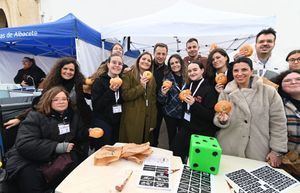 Manuel Serrano destaca la magnífica acogida que ha tenido la programación de Jueves Lardero, con más de 17.000 personas disfrutando de las actividades