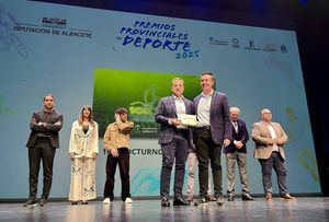 Manuel Serrano recoge el premio a Mejor Evento Deportivo para la 10K Nocturna, y destaca que “el deporte proyecta la Marca Albacete”