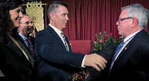 Santiago Cabañero acompaña el pregón de Ramón García abriendo la Semana Santa de Hellín poniendo voz al tambor y la memoria de un pueblo