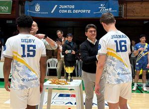 Francisco Navarro felicita al equipo Junior Albarena de voleibol tras proclamarse campeón regional