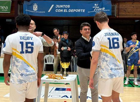 Francisco Navarro felicita al equipo Junior Albarena de voleibol tras proclamarse campeón regional