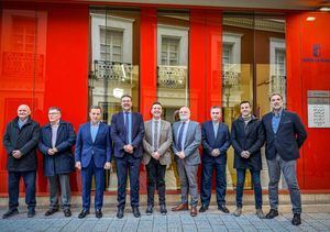 Manuel Serrano firma el convenio con la Junta para construir un nuevo campo de fútbol en la Universidad Laboral que será de uso compartido de alumnos, clubes y ciudadanos