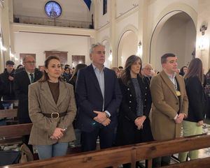 Rosa González de la Aleja y Julián Garijo agradecen a la Cofradía de Santa María Magdalena su importante contribución a la participación femenina en la Semana Santa