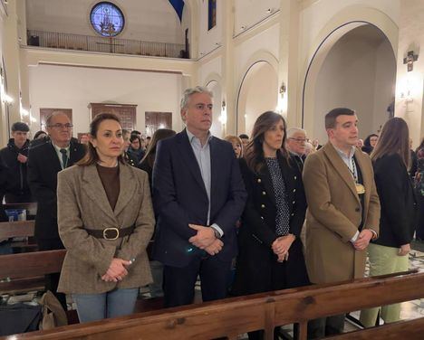 Rosa González de la Aleja y Julián Garijo agradecen a la Cofradía de Santa María Magdalena su importante contribución a la participación femenina en la Semana Santa