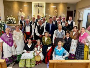Pascual Molina agradece al barrio Cañicas-Imaginalia su labor de promoción del folklore con el canto de los Mayos en la parroquia San Juan Pablo II