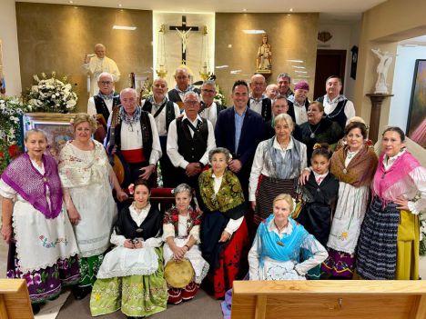 Pascual Molina agradece al barrio Cañicas-Imaginalia su labor de promoción del folklore con el canto de los Mayos en la parroquia San Juan Pablo II