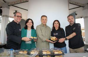 El alcalde acompaña a “los magníficos chefs de Albacete y la región” en su labor de promoción de la gastronomía en la Feria del Queso