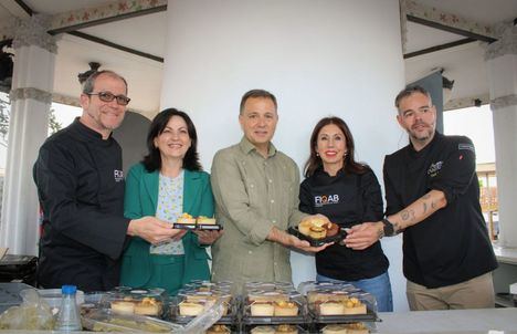 El alcalde acompaña a “los magníficos chefs de Albacete y la región” en su labor de promoción de la gastronomía en la Feria del Queso