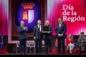 Emiliano García-Page reivindica el papel que las instituciones nacidas del consenso de la Transición tienen en nuestra democracia