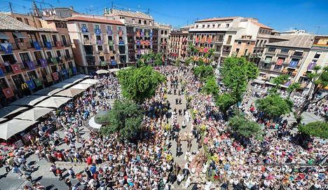 Tradición y fervor en el Corpus Christi: 'Misa y procesión decorada con miles de flores'