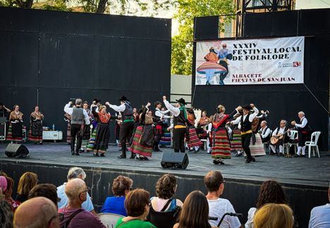 El Festival de Folklore San Juan ha sido el broche de oro de las fiestas patronales gracias al Grupo de Coros y Danzas El Trillo