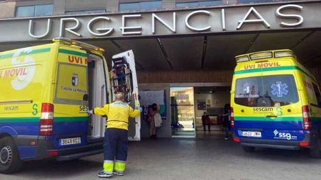 Un joven sufre heridas graves en Albacete: la carga del camión cayó durante la descarga en la calle Concepción