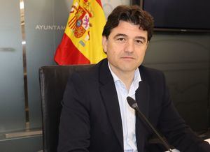 Francisco Navarro asegura que la valla instalada en el entorno del Recinto Feria garantiza la seguridad de los viandantes y permite llegar a la Feria sin accidentes en el proceso de montaje