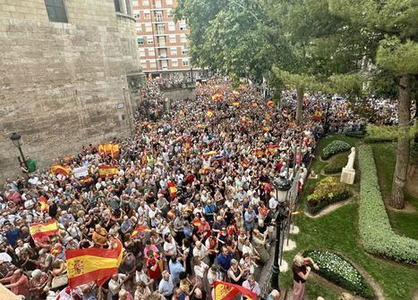 28.000 albaceteños se manifiestan en solidaridad con los ceutíes en la plaza de la Catedral