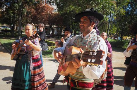 José González participa una multitudinaria Exaltación del Traje Tradicional Manchego con la mantillina como hilo conductor