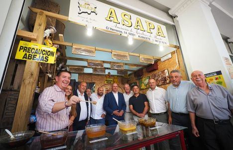 Cabañero reivindica la apicultura como “probablemente el sector que más habría que proteger” y avanza que la Diputación podrá triplicar su apoyo a ASAPA