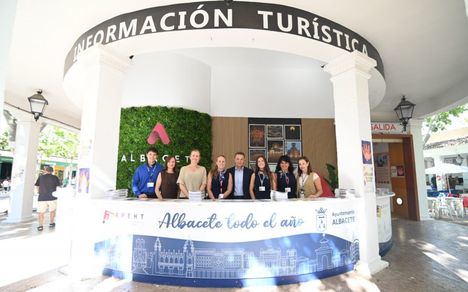 El alcalde visita el Punto de Información Turística en el Recinto, “una tarjeta de presentación de la ciudad al mundo entero”