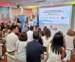José González subraya en la Feria de Albacete que el avance en la atención al Párkinson solo es posible "sumando voluntades" entre instituciones, entidades y sociedad