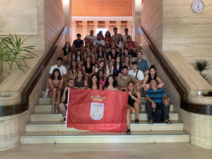 Jóvenes italianos y griegos visitan el Ayuntamiento en un programa de intercambio centrado en el medio ambiente