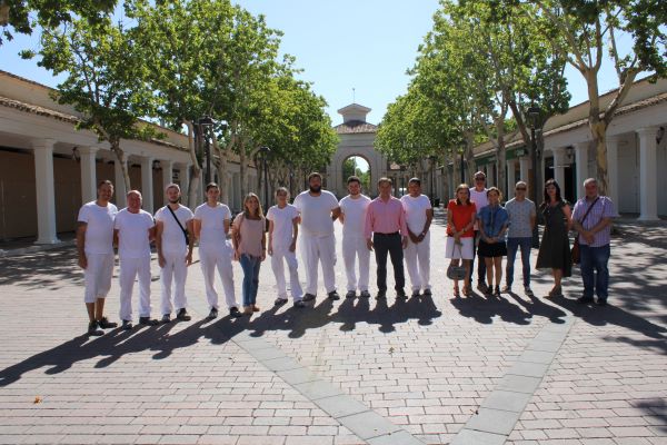 Manuel Serrano visita los talleres formativos Recual, que están destinados a desempleados de la construcción y realizan trabajos en la Feria y la Caseta