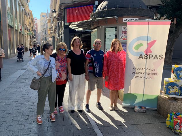 La concejala de Asuntos Sociales felicita a Aspas y anima a visitar su mercadillo solidario en la Plaza Mayor