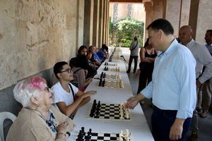 Manuel Serrano subraya la presencia del ajedrez en la Feria Deportiva con partidas simultáneas de exhibición