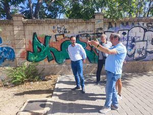 El concejal de Proximidad se compromete a estudiar las peticiones de mejoras en el centro sociocultural y en calles del barrio de San Antonio Abad