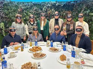 El Ayuntamiento participa en un “Desayuno a ciegas” para sensibilizar a la sociedad de la problemática de los invidentes