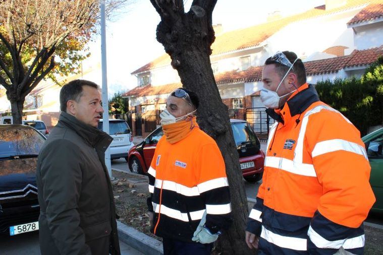 El alcalde visita a los trabajadores de limpieza viaria y les agradece su sobreesfuerzo en estas fechas