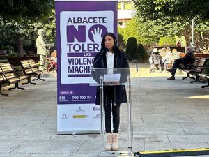 La Asociación “Quijote” realiza una lectura de textos contra la violencia de género, dentro de los actos del 25-N