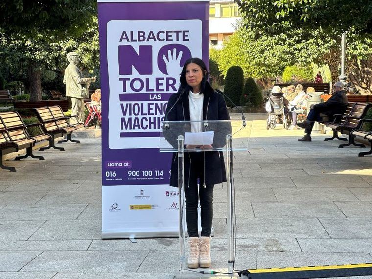 La Asociación “Quijote” realiza una lectura de textos contra la violencia de género, dentro de los actos del 25-N
