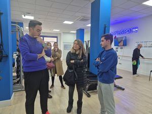Un total de 43 jóvenes desempleados titulados han hecho prácticas en 29 empresas gracias al programa de becas del Ayuntamiento