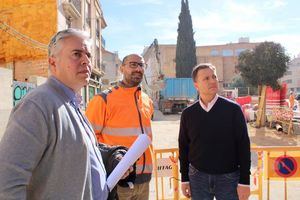 El alcalde visita con los vecinos las obras que se llevan a cabo en varias calles de Carretas, y que mejorarán la accesibilidad y la estética del barrio