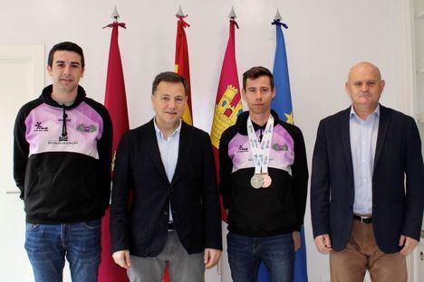 El alcalde Manuel Serrano felicita a Diego Díaz, medallista en ‘snow running’, por sus éxitos deportivos que “nos representan y nos llenan de orgullo como ciudad”