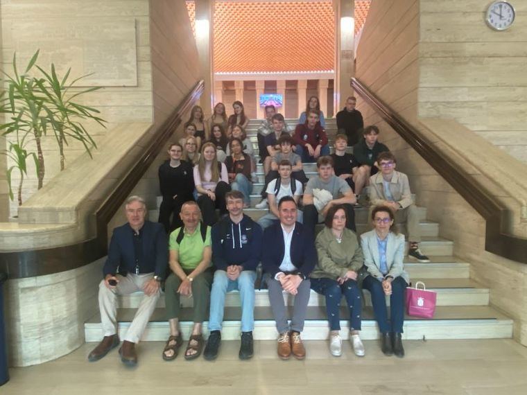 Alumnos daneses visitan el Ayuntamiento en un proyecto de intercambio que “fomenta el europeísmo entre los jóvenes”