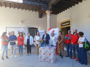 Llanos Navarro anima a visitar una exposición que defiende los derechos de la infancia y que forma parte de la Primavera Solidaria