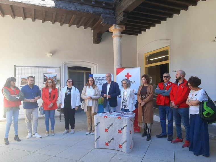 Llanos Navarro anima a visitar una exposición que defiende los derechos de la infancia y que forma parte de la Primavera Solidaria