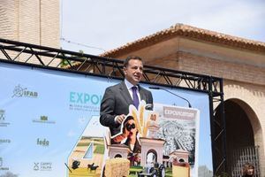 Manuel Serrano inaugura en el Recinto Ferial Expovicaman, que “renace con toda la fuerza y con la convicción de que estamos haciendo algo grande”, con 130 expositores, la Feria del Queso y el Salón del Caballo