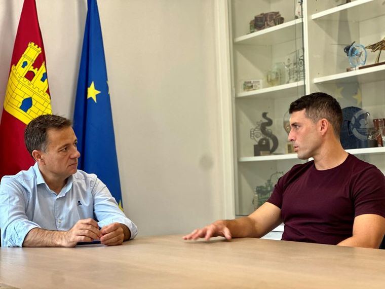 El alcalde subraya que el influencer albaceteño Sergio Peinado “contribuye a reforzar la Marca Albacete como un referente en el mundo del deporte”