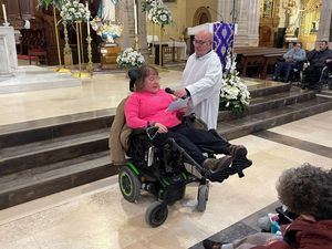 Llanos Navarro asiste a la misa por el Día de la Discapacidad y anima al colectivo a “reunirse y reafirmar su participación en la sociedad”