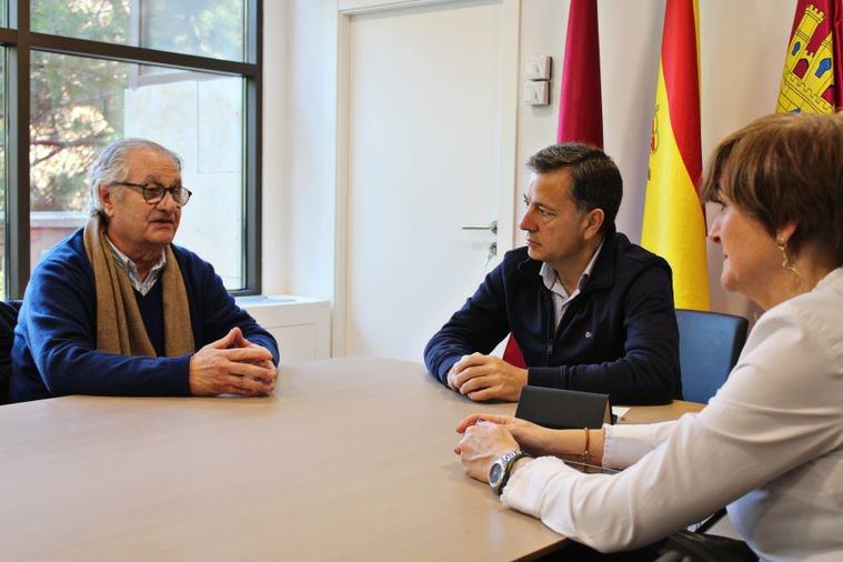 Manuel Serrano se reúne con la Asociación Cultural Albacete en Madrid y les felicita por ser “nuestra mejor embajada en la capital”