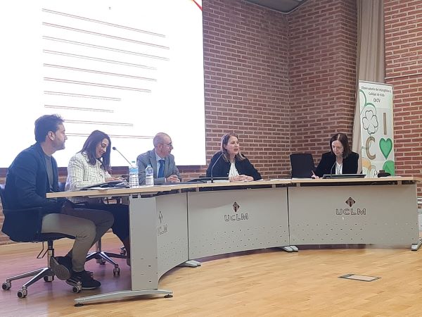 Llanos Navarro expone en un simposio sobre calidad de vida las políticas sociales del Ayuntamiento para lograr una ciudad “donde la felicidad social sea una realidad para todos”