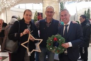 Llanos Navarro acompaña a Desarrollo en su mercadillo navideño y pone en valor su “gran trabajo para la integración de las personas con autismo”