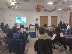 Navarro anima a visitar la muestra de tapices navideños en el Centro Ágora que “nos envuelve en el espíritu de estas fechas desde la inclusión”