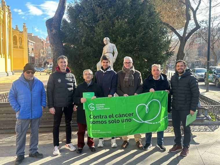 El Ayuntamiento apoya la colocación de ‘brazaletes de esperanza’ contra el cáncer en varias estatuas de la ciudad