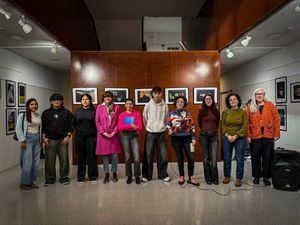 Las concejalas de Juventud y Cultura inauguran la muestra de Creación Joven en la Escuela de Arte y animan a los jóvenes a seguir creando y compartiendo