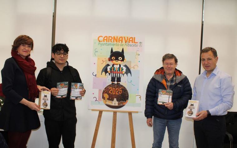 Manuel Serrano entrega los abonos para el Antorchas que fueron sorteados entre los votantes del cartel de Carnaval