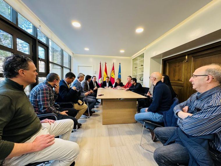 Manuel Serrano felicita a trabajadores y empresa del transporte urbano por firmar “un acuerdo histórico que contempla reivindicaciones laborales y garantiza la calidad del servicio”