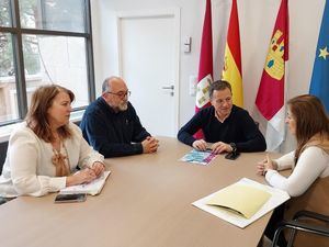 El alcalde Manuel Serrano apoya a Talitha en su 20 aniversario y les anima a “seguir trabajando para ayudar a superar el duelo a quienes pierden a sus seres queridos”